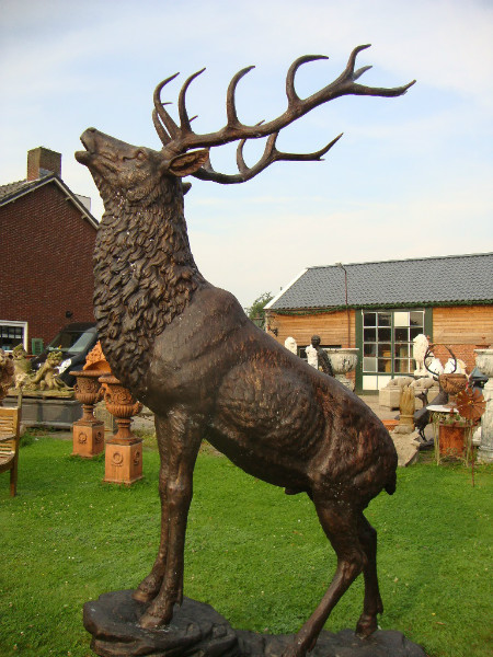Bronz dear    H. 290 cm