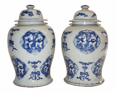 Chinese porcelaine templejars with figures, H. 45 cm