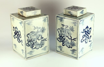 Pair of Chinese porcelaine jars, square model. H. 31 cm